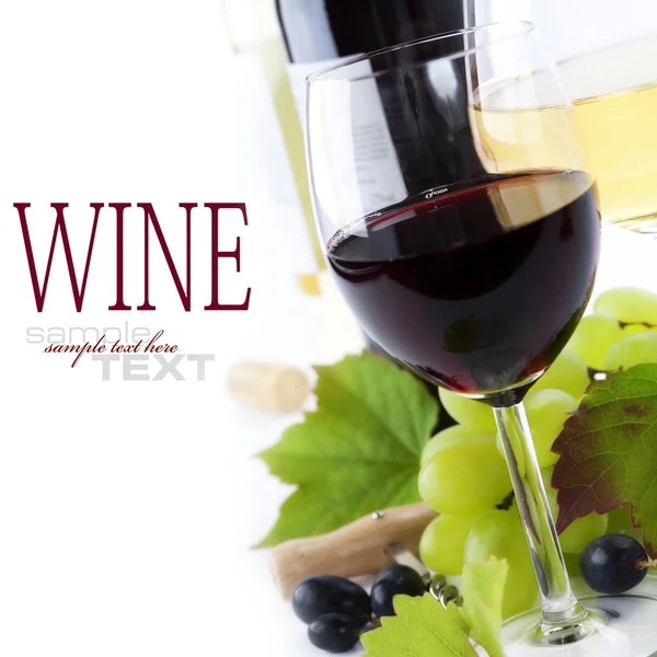 Стаканы вина и винограда — стоковое фото