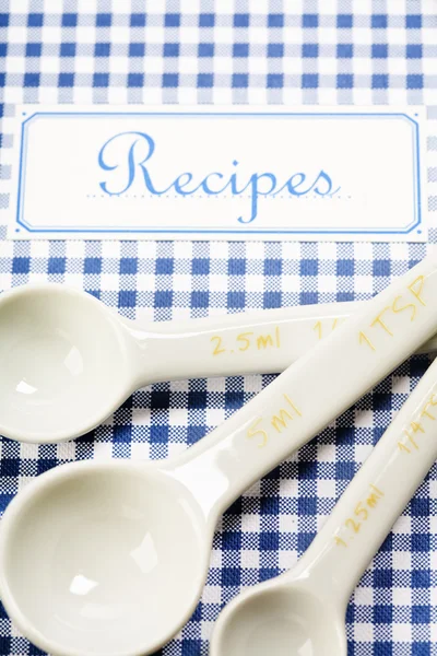 Kookboek en keukengerei — Stockfoto