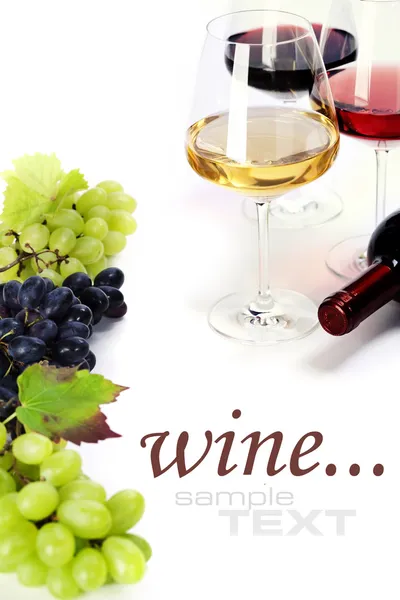 Окуляри з білого, червоного та трояндового вина та винограду — стокове фото