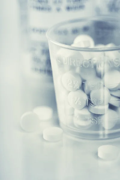 Garrafas de medicamentos e comprimidos de perto — Fotografia de Stock