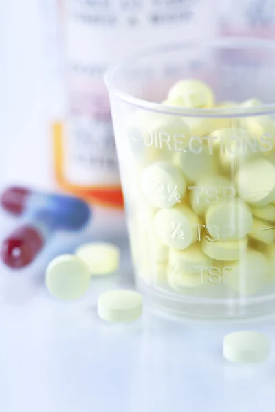 Medycyna butelek i tabletki z bliska — Zdjęcie stockowe
