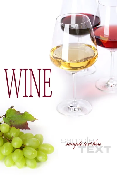 Copos de vinho branco, tinto e rosa e uvas — Fotografia de Stock
