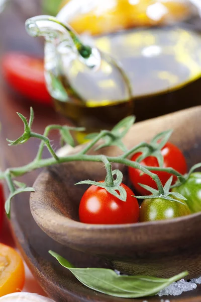Fresh tomatoes and olive oil — Stock Photo, Image