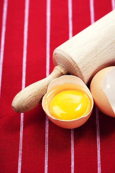 ローリングピンと卵 — ストック写真