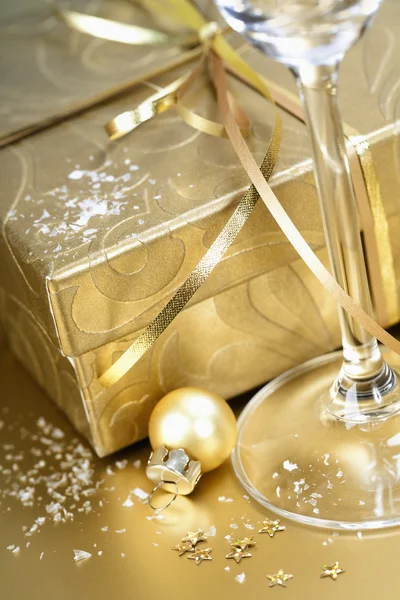 Weihnachtsgeschenk und Champagner — Stockfoto