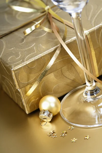 Prezent na Boże Narodzenie i szampana — Zdjęcie stockowe