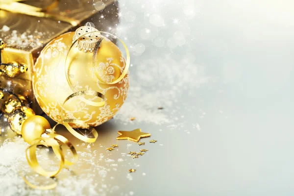 Zlaté vánoční koule a dárek — Stock fotografie