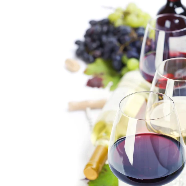 Glasögon av vitt, rött och rosévin samt druvor — Stockfoto