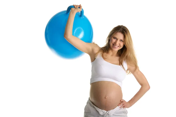 Heureuse femme enceinte ramasse gros ballon bleu — Photo