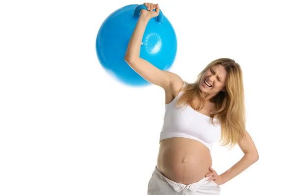 Moe zwangere vrouw pikt grote blauwe bal — Stockfoto