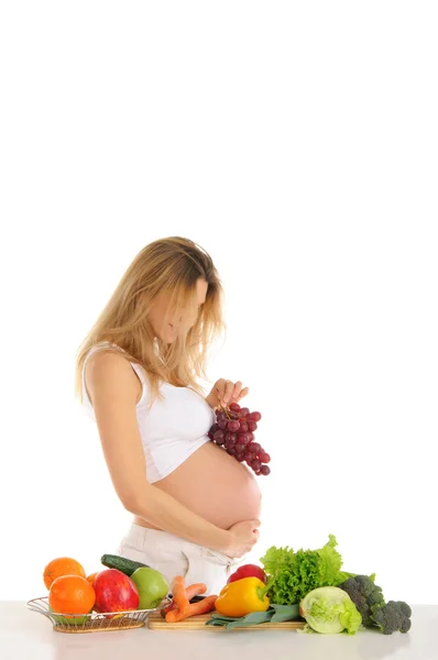 Mujer embarazada feliz con frutas y verduras —  Fotos de Stock