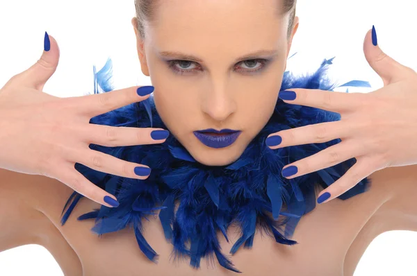 Donna con unghie blu e piume blu — Foto Stock