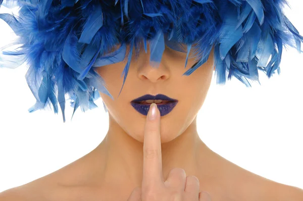 Mujer con labios de plumas azules y ojos cerrados — Foto de Stock