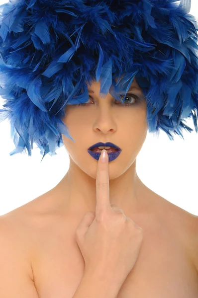 Kvinna med blå fjädrar läppar och öppna ögon — Stockfoto