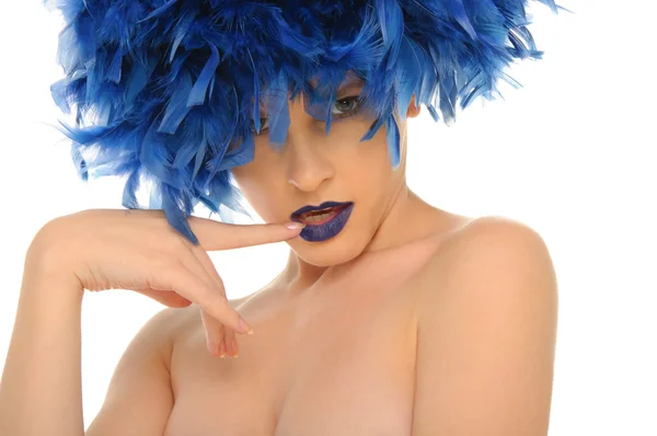Красивая женщина с голубыми губами и перьями — стоковое фото