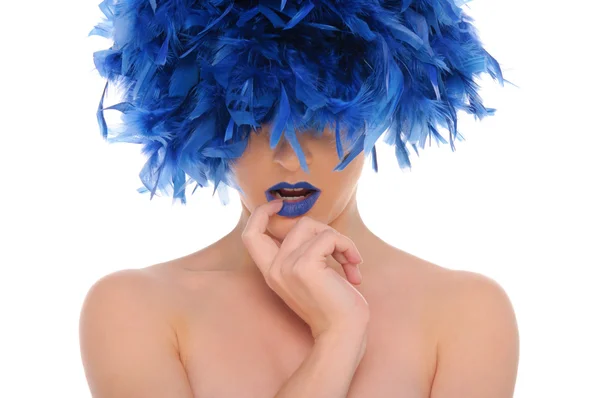 Женщина в голубых перьях с закрытыми глазами — стоковое фото