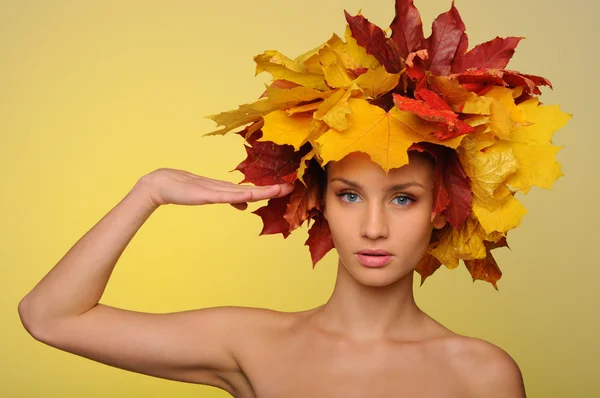 Hermosa mujer con hojas de otoño saludando —  Fotos de Stock
