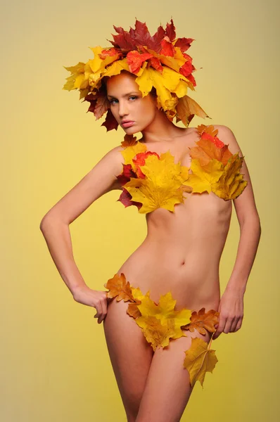 Красивая женщина в нижнем белье осенних листьев — стоковое фото