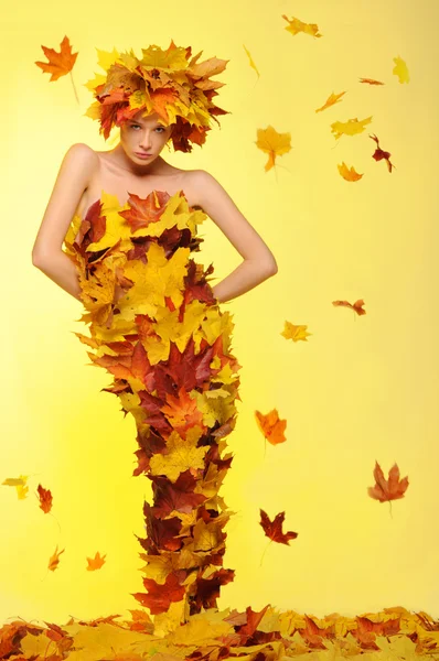Mulher em vestido de folhas e desfoliação — Fotografia de Stock