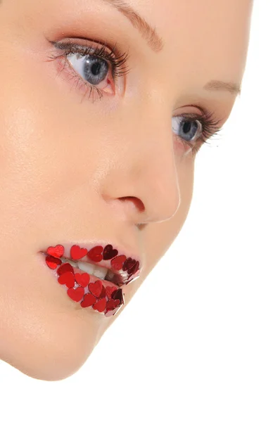 Vacker kvinnas ansikte med lilla hjärta på läppar — Stockfoto