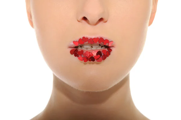 Güzel kadının yüzüne küçük kalbi dudaklarında — Stok fotoğraf