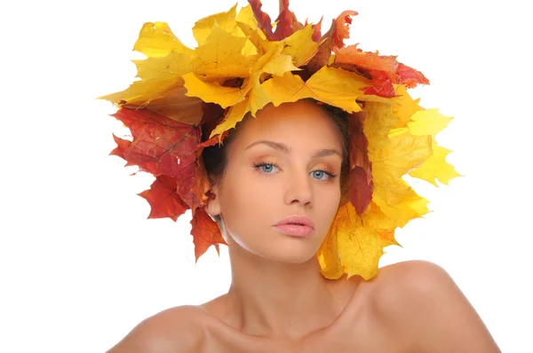 Belle femme avec des feuilles d'automne — Photo