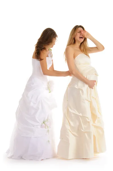 Плачущая беременная невеста с девушкой — стоковое фото