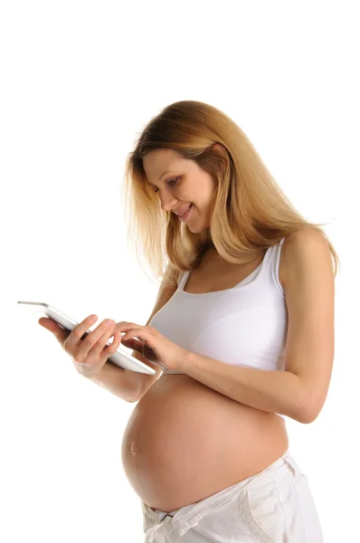 Беременная женщина планшетный компьютер — стоковое фото