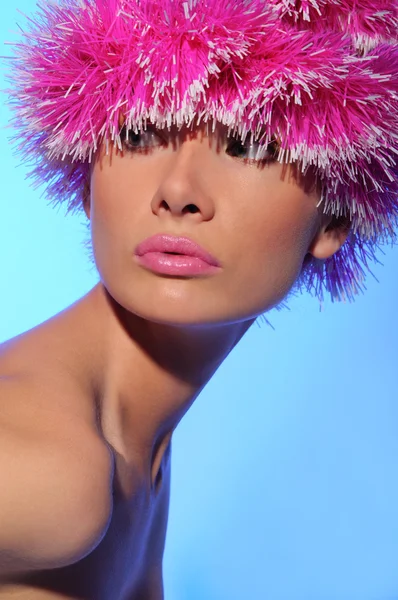 Όμορφη γυναίκα σε ροζ καπέλο — Φωτογραφία Αρχείου