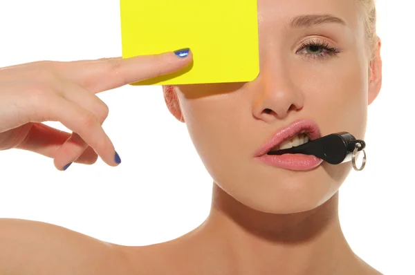 Mooie vrouw met whistle en gele kaart — Stockfoto