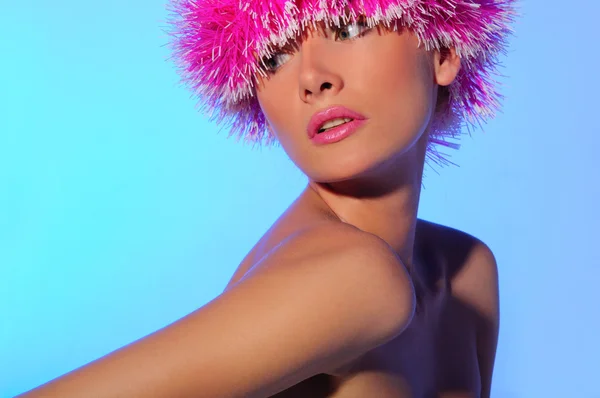 Krásná žena v růžovou klobouku — Stock fotografie