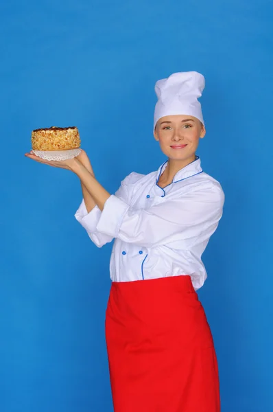 Boldog asszony-cook gazdaság torta — Stock Fotó