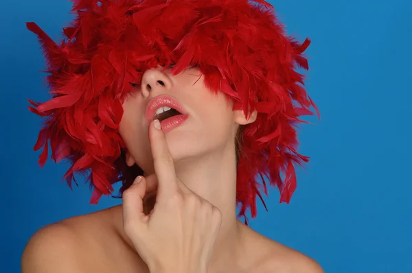 Mujer sexy con plumas rojas — Foto de Stock