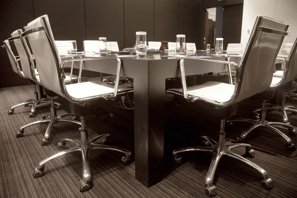 Sala de reuniones interior con mesa — Foto de Stock