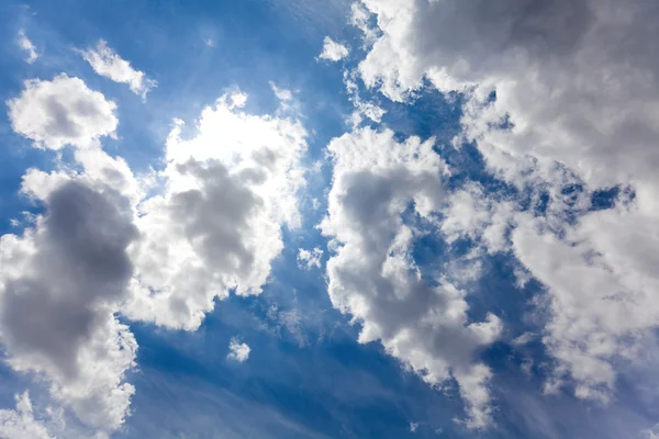 Fehér felhők a kék égen — Stock Fotó