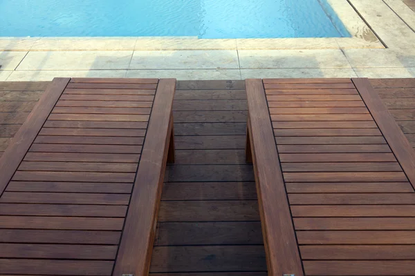 Cadeiras arranjadas ao lado da piscina — Fotografia de Stock