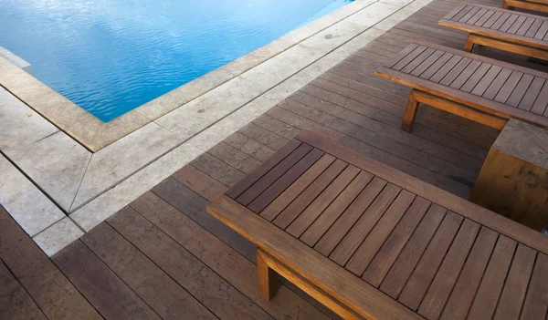 Liegestühle neben dem Schwimmbad — Stockfoto