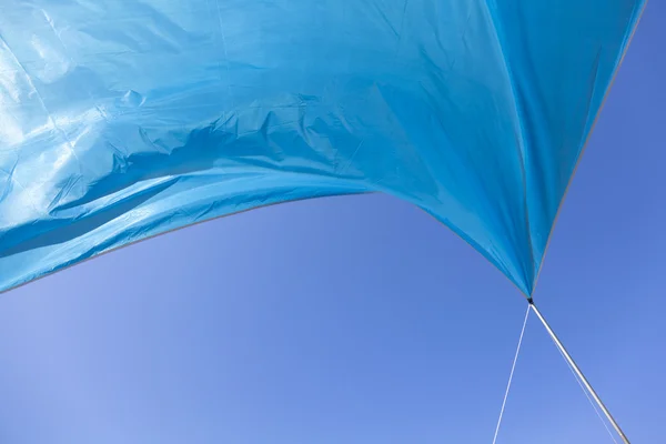 Tienda azul ondeando en el cielo azul — Foto de Stock