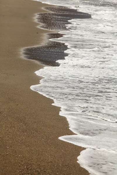 Мягкая волна моря на песчаном пляже — стоковое фото