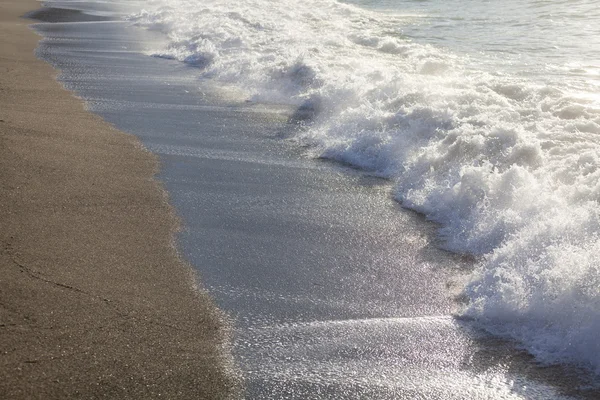 Kumlu sahilde denizin yumuşak dalgası — Stok fotoğraf