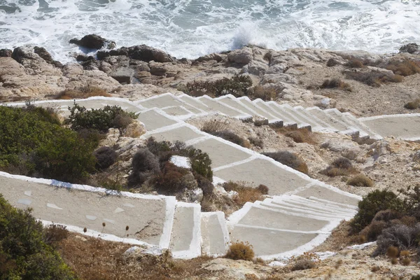 Schody prowadzące na kamienistej plaży — Zdjęcie stockowe
