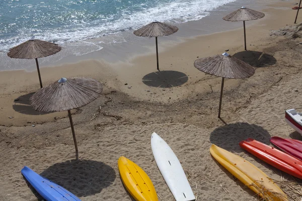 Playa con canoa en la isla griega —  Fotos de Stock