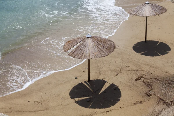 Песчаный пляж с зонтиками — стоковое фото