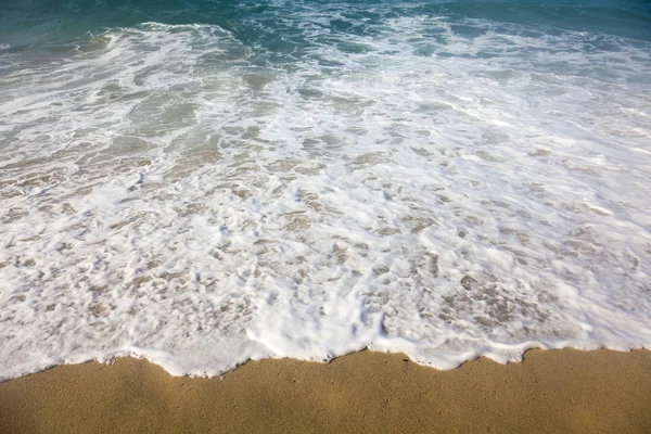 A tenger lágy hulláma a homokos tengerparton — Stock Fotó