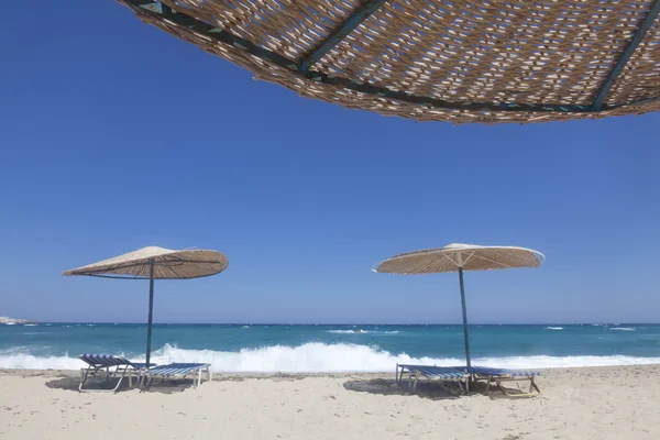 Соломенный пляжный зонтик — стоковое фото