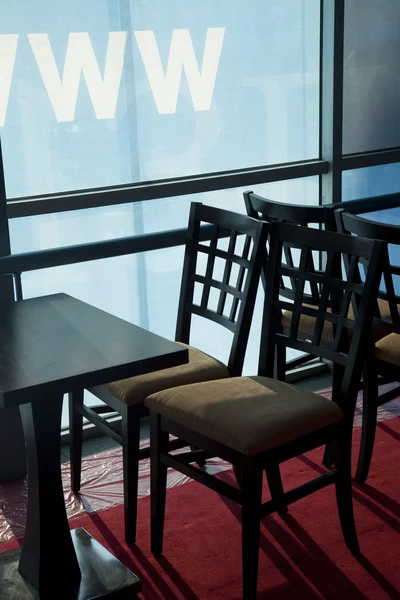Stół z krzesłami — Zdjęcie stockowe