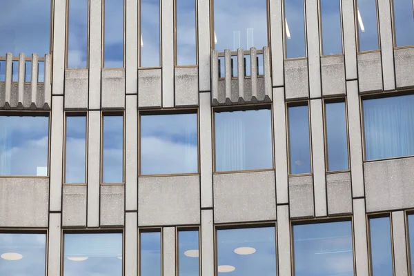 Fasada budynku szczegół szkło i cementu — Zdjęcie stockowe
