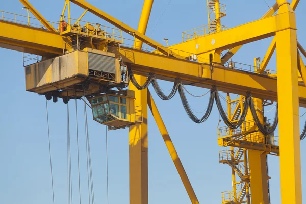 Large cranes in the port of Thessaloniki — Stock Photo, Image