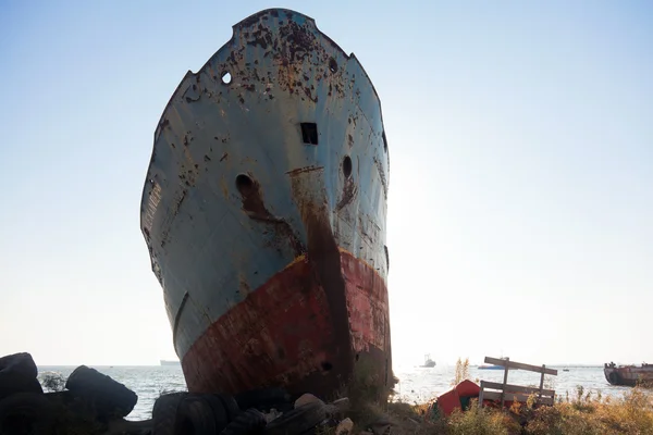 Un viejo barco varado en tierra —  Fotos de Stock