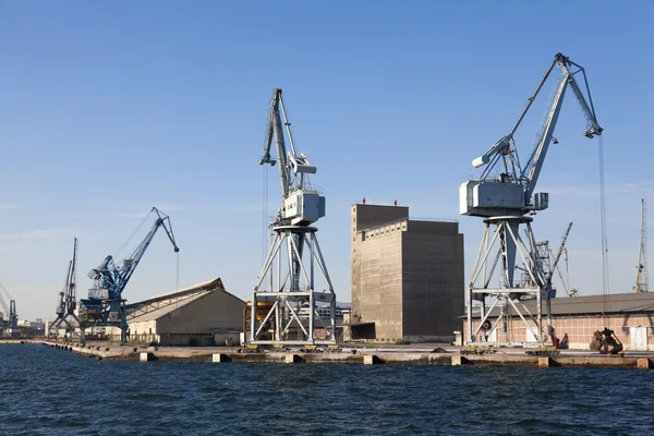 Large cranes in the commercial port of Thessaloniki — Stock Photo, Image